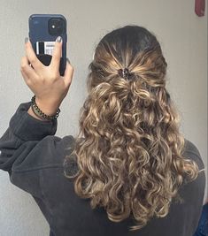 Prom Hairstyles For Thick Curly Hair, Hall Up Half Down Hair Curly, Half Up Curly Hairstyle, Haircuts For Medium Hair Wavy Curly, Medium Curly Hair With Highlights, Summer 2023 Highlights, Curly Preppy Hairstyles, Prom Hairstyles For Wavy Hair Natural, 2c Hairstyles Half Up