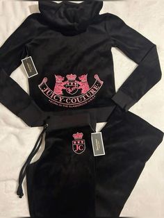 Pink Juicy Couture Track Suit, Find My Clothing Style, Juicy Set, Juicy Hoodie, Copy N Paste Latina, Juicy Couture Track Suit, 2000s Stuff, Dr Claims, Thrift Clothes