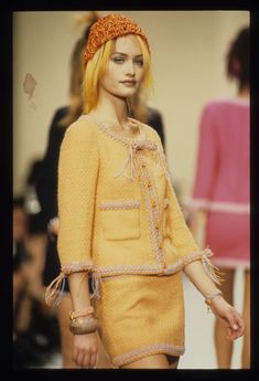 Chanel in the '90s: The Best Supermodel Runway Moments, Including Kate Moss, Cindy Crawford, And More Amber Valletta, Chanel Runway, Mode Chanel, Chanel Couture, Chanel Spring, Linda Evangelista, Chanel Vintage, Chanel Fashion