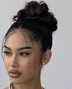 Pool Hair, Pool Hairstyle Ideas, Y2k Hairstyles, Hairdos For Curly Hair, Hair Stylies, Slick Hairstyles, Hair Stylist Life, Sleek Hairstyles, Easy Hairstyles For Long Hair