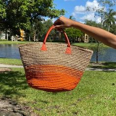 Handmade fique bag, made by artisans in the northeastern region of Colombia. Each fique bag is hand woven with great care mostly from Women head of household. Fique is a natural fiber that grows in the leaves of plants in the genus Furcraea.