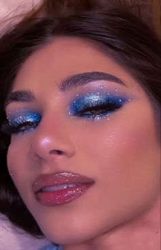 Blue Glittery Eye Makeup, Singer Makeup, Colourful Eyeshadow, Euphoria Party, Sparkly Makeup, Prom Eye Makeup