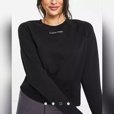 Calvin Klein Womens Crewneck Sweatshirt Black Pullover Long Sleeve Knit S New Calvin Klein Crop Top, Beige Sweatshirt, Calvin Klein Shorts, Vintage Calvin Klein, Grey Crewneck, Black Pullover, Womens Crewneck, Calvin Klein Women, Cotton Logo