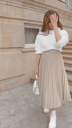 Beige Pleated Skirt, Stile Blair Waldorf, Adrette Outfits, Chique Outfit, Fest Outfits, Modesty Outfits, Cute Modest Outfits, Trendy Dress Outfits, Casual Day Outfits