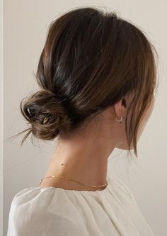 Simple Bun with no Bobby Pins or Elastics Elopement Hair, Classic Chignon, Chignon Hairstyle, French Bun, Low Bun Wedding Hair, Hair Down Styles, Super Easy Hairstyles, Chignon Hair, Low Bun Hairstyles