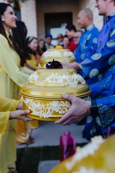 people are standing in line to get their wedding cake