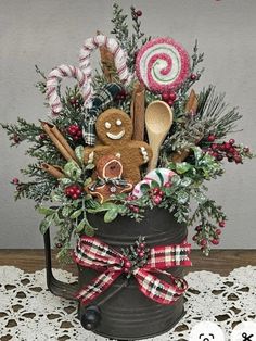 Dcm Floral Designs, Gingerbread Floral Arrangement, Grater Crafts, Gingerbread Craft, Gingerbread House Ideas, Christmas Flower Arrangements, Diy Christmas Wreaths