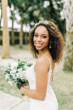 Natural Curly Bride Hair, Beach Wedding Curly Hairstyles, Natural Curly Hair Wedding Styles With Veil, Wedding Veil Curly Hair, Coily Bridal Hair, Bridesmaid Hair Curly, Wedding Curls, Curly Bridal Hair, Soft Bridal Makeup