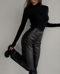 𝐼𝑛𝑠𝑡𝑎𝑔𝑟𝑎𝑚 - @𝑐𝑙𝑎𝑟𝑎𝑠𝑙𝑙_ Shatter Me Outfits, Nazeera Ibrahim, How To Style Leather Pants, Fourth Wing, Metallic Leggings, Black Leather Pants, Fashion 2024, Feminine Outfit