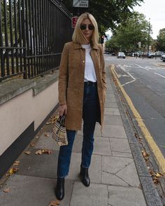 Emma Hill on Instagram: “Second hand but most definitely grand 👌🏼 #secondhandbutgrand ————— Outfit deets: Coat - bought second hand off @ebayuk it’s by @mango (I’ve…” Brandname Bag, Suede Jacket Outfit, Emma Hill, Style For Fall, Suede Jacket Women, Suede Trench Coat, Trench Coat Outfit, Buy Coats, Dressy Casual Outfits