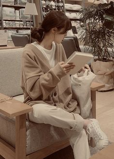 Light Academia Outfits Aesthetic, Korean Minimalist Aesthetic, Korean Outfits Ideas, Outfit Ideas For Christmas, Light Academia Style, Korean Style Outfits, Aesthetics Outfits, Winter Aesthetics, Academia Style