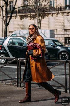 STYLE DU MONDE| Street Style Street Fashion Photos Sweater Over Shoulders Outfit, Hadid Style, Style Inspiration Winter, Best Street Style