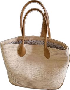 Trendy Beige Bags In Natural Fiber, Trendy Handwoven Beige Bucket Bag, Casual Spring Jute Bucket Bag, Casual Jute Bucket Bag For Spring, Casual Tote Shoulder Bag In Paper Straw, Casual Paper Straw Tote Shoulder Bag, Casual Beige Straw Beach Bag, Casual Cream Tote Beach Bag, Beige Straw Beach Bag For Daily Use