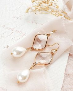 Pearl and Crystal Wedding Earrings for Brides Gold Crystal | Etsy Poland Teardrop Pearl Crystal Earrings For Weddings, Crystal Wedding Earrings, Boho Wedding Earrings, Teardrop Bridal Earrings, Long Bridal Earrings, Blush Earrings, Pearls Wedding, Crystal Earrings Wedding, Pearl Earrings Wedding