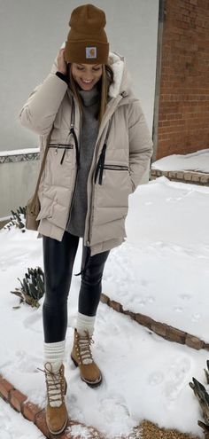 Womens Snow Outfits, Winter Coats Women Cold Weather, Outdoor Winter Outfit, Winter Hiking Outfit Women, Winter Camping Outfits, Snow Outfits For Women, Camping Outfits For Women, Snow Day Outfit, Cold Weather Outfits Winter