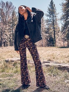 70S-INSPIRED STYLE MADE TIMELESS Delivering the vintage vibes you love, the Wrangler® corduroy flare jean will set the perfect tone for your seasonal wardrobe. It features a hip-hugging high rise that knows how to amplify your best assets, a close fit through the thigh, and a dramatic flare leg opening from the knee down for a long and lean look that's effortlessly flattering. This corduroy flare also comes with the iconic details that are signature to Wrangler jeans, including the 'W' stitching Brown Corduroy Bell Bottoms Outfit, High Waisted Corduroy Flare Pants, Womens Corduroy Flare Pants, Western High Rise Fitted Flare Jeans, Brown Flare Pants Western, Wrangler Women, Wrangler Pants, Seasonal Wardrobe, Goth Grunge