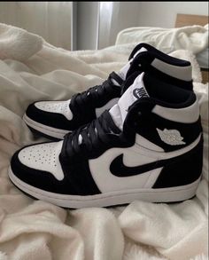 Sepatu Air Jordan, Nike Shoes Girls, Preppy Shoes, Jordan Shoes Girls, Jordan Shoes Retro, All Nike Shoes, Nike Shoes Jordans, Cute Nike Shoes, Cute Sneakers