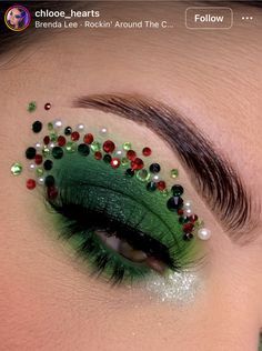 Christmas Makeup Glitter, The Grinch Makeup Ideas, Christmas Themed Makeup Looks, Xmas Eyeshadow Looks, Grinch Makeup Looks Eyeshadow, Christmas Tree Makeup Look, Grunge Christmas Makeup, Fun Christmas Makeup Looks, Grinch Makeup Easy