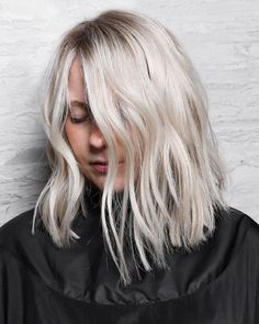 Shadow Roots, Short Platinum Blonde Hair, Blonde Hair With Roots, Petite Blonde, Tan Skin Blonde Hair, Hair Shadow, Shadow Root