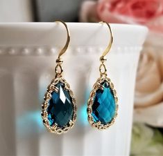 Gorgeous earrings feature faceted teal glass in pear shape encased in golden frame. On gold plated over brass ear wires. FEATURES: * tear drop crystal glass * classic style * gold plated brass earwires MEASUREMENTS: Earring length: 30 mm Drop length: 20 mm Teardrop size: 10*14 mm For matching bracelet, please click to this link: https://www.etsy.com/hk-en/listing/1115165774/ Purchase over $40 enjoys free shipping! Coupon code 'freeshipping1'. Free Gift Wrapping on request - All items that are gi Teal Jewelry, Teardrop Bridal Earrings, Pink Crystal Earrings, Gold Earrings Wedding, Teal Earrings, Earrings Teardrop, Earrings Wedding, Crystal Drop Earrings, Bridesmaid Earrings