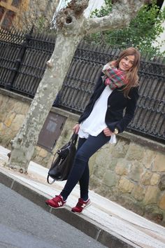 Sports Chic Outfit, Walking Down The Street, Office Casual Outfit, Outfit Mujer, Elegante Casual, Street Style Chic