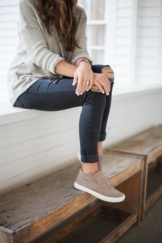 A casual fall outfit perfect for moms styling chic sneakers Fashion Trend Inspiration, Style Casual Chic, Chic Sneakers, Stil Boho, Women Sneakers, Sport Chic, Autumn Fashion Casual, Fall Fashion Trends, Mom Outfits