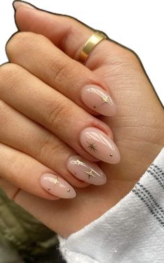 Nail Design Oval Shape, Simple Minimal Nails, Milky Short Almond Nails, Gel Paint Nails Ideas, Short Almond Nails French Tip Designs, Gel Nails On Short Nails, Gel Nail Almond Shape, January Nails Oval, Basic Nails Almond Shape