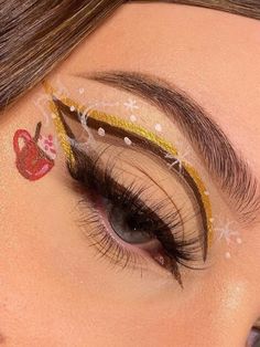 Hot Cocoa Makeup Look, December Eyeshadow Looks, Creative Christmas Makeup Ideas, Christmas Makeup Looks Simple, Christmas Eyeliner, Creative Christmas Makeup, Simple Christmas Makeup, Eyeliner Creative, Makeup Looks Christmas