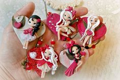 there are many little dolls in the hand