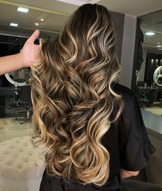 Outfit For A Birthday Party Women Casual, Honey Blonde Balayage Black Hair, Blonde Hair For Latinas, Honey Blonde On Dark Hair, Hair Color Ideas For Latinas, Black Hair Balayage Latina, Blonde Balayage On Black Hair, Highlights Brown Hair Balayage, Balyage Long Hair