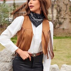 Western Vest Colie : Brown Cowboy Outfits For Women, Outfit With Vest, Western Chic Fashion, Mode Country, Urban Western, White Pants Women, Cowgirl Outfit