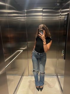 Fashion, casual fit, casual outfit, jeans, pointed heels, black top, work outfit, office outfit, ootd, minimalistic oufitf, style, aesthetic, outfit inspo, fashion inspo Black Pumps Heels Outfit Dress, How To Style Pointy Heels, Jeans W Heels Outfit, Outfit Ideas With Pumps Heels, Closed Toed Heels Outfit, Small Heels Outfit Casual, Pointy Heel Outfits, Dress Pants Outfits With Heels, Cute Casual Outfits With Heels