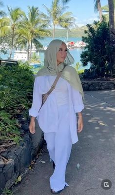 @belinay.uyar on ig University Outfit Summer Hijab, Hijabs Holiday Outfit, Hijabi Linen Pants Outfits, Linen Pants Hijab Outfit, Halal Outfits Summer No Hijab, Hijabi Cruise Outfits, Dubai Modest Outfits, Vacation Hijab Outfit, Muslim Vacation Outfits