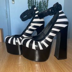 YRU FRIGHT BLACK Monster high collab heels Dream Christmas, Black Monster, Dr Wardrobe