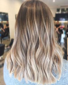 Lived in hair colour Blonde brunette golden tones Balayage face framing blonde Textured curls Kendall Hair, Textured Curls, Rambut Brunette, Balayage Blond, Blonde Balayage Highlights, Blond Balayage, Dirty Blonde Hair, Brunette Color