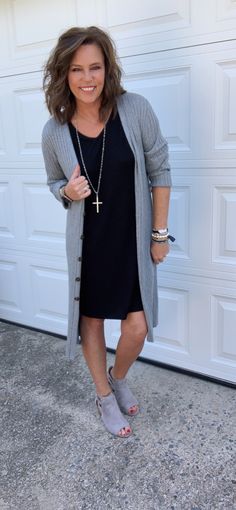 Styling A Cardigan, How To Wear A Long Cardigan, Short Sleeve Black Dress, Sleeve Black Dress, B And B, Black Short Sleeve Dress, Outfit Styling, Black Dress Outfits, Fashion Blogger Style