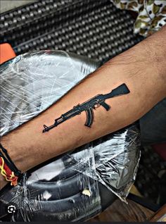 Revolver Tattoo, Hand Tatto, Tattoo On Hand, Gangsta Tattoos, Tattoo Pictures, Tattoo Art Drawings, Dope Tattoos