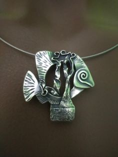 Brooch and pendant boho, silver fish. Solid 925 Sterling Silver Dimensions: 3.8 x 3.8 cm. Length of the steel choker: 46 cm. Each piece is sent presented in a gift box or bag. Customs procedures or fees charged to the buyer. Please ask me any questions. https://www.facebook.com/oscar.bonigno.orfebreria Brooch and pendant boho, silver fish. Solid silver of Sterling 925. Dimensions: 3.8 x 3.8 cm. Length of steel choker: 46 cm. Each piece is shipped presented in a box or gift bag. Customs procedure Artsy Silver Jewelry With Large Pendant, Artsy Silver Pendant Jewelry, Handmade Sterling Silver Fish Jewelry, Handmade Sterling Silver Fish-shaped Jewelry, Handmade Silver Fish-shaped Necklace, Sterling Silver Fish-shaped Jewelry, Sterling Silver Articulated Fish, Silver Sterling Fish-shaped Earrings, Vintage Silver Fish-shaped Jewelry