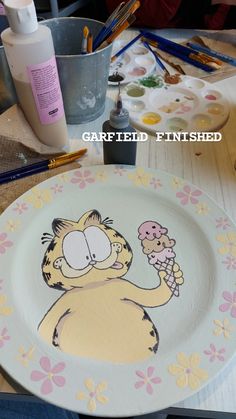 Garfield plate painted at a ceramic cafe Mad Potter Painting Ideas, Cute Pottery Plate, Painting Ideas On Plates, Paint On Pottery Ideas, Pottery Painting Funny, Disney Pottery Painting Ideas, Plate Designs Ideas Pottery Painting, Painting Plates Ideas, Ceramic Painting Ideas Easy