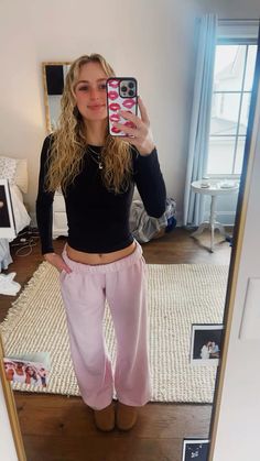 #demetraoutfits #amazondeals #amazon #algorithm #uggs #uggbootsforwomen #winteroutfit #uggstyle #uggmini #aeropostale #aeriereal #skimsdupeamazon #skims #carriebradshawstyle #winteroutfit Tiktok Winter Outfits, Cozy Outfit Inspo Winter, Uggs Shoes Outfit, Black Crop Tee Outfit, Cute Outfits On People, Cute Fall/winter Outfits, Utah Outfits Fall, Retail Work Outfit, Aesthetic Chill Outfits