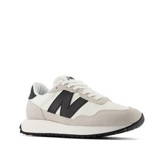 Black And White New Balance Shoes, Cute Women’s Sneakers, Platform New Balance Outfit, Retro White New Balance Sneakers, Modern New Balance Sneakers With Vulcanized Sole, New Balance White Modern Sneakers, Modern White New Balance Sneakers, Trendy Shoes 2024, Black And White New Balance