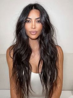 Kim Kardashian Long Hair, Kardashian Hair Color, Hairstyle 2022, Dark Brown Long Hair, Long Messy Hair, Messy Hair Look, Hairstyle Girl, Kim Kardashian Hair, Long Hair Waves