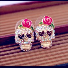 Sugar Skull Earrings! Gold With Rhinestones! Adorable! Quality! Great Gift! Sugar Skull Earrings, Style Punk, Skull Earrings, Crystal Stud Earrings, Soft Grunge, Dieselpunk, Rose Earrings, Rhinestone Earrings, Vintage Rhinestone