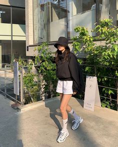 Cloth Shorts Outfit, How To Style Shorts, Outfits With Shorts, Casual Shorts Outfit, Outfit Shorts, Outfits Shorts, Browser Extensions, Summer Shorts Outfits, Korean Casual Outfits