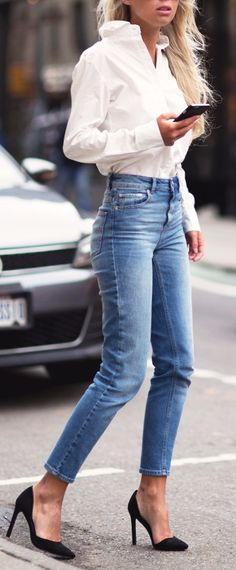 white button down + high-waisted, pale skinny jeans + black pumps Mode Shoes, Mode Tips, Blazer Outfit, Reese Witherspoon, Street Styles