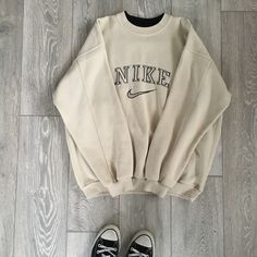 Vintage Nike Sweater, Outfit Nike, Beige Sweatshirt, Nike Sweater, Sweatshirt Outfit