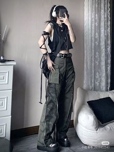 Y2k Grunge Fashion Street Styles, Ootd Thursday Outfit, Y2k Grunge Style Outfits, Grunge Casual Outfit, Grunge Y2k Aesthetic Outfits, Pretty Outfits Grunge, Blockcore Outfit Aesthetic, Gorpcore Aesthetic Outfits, Rock Idol Outfit