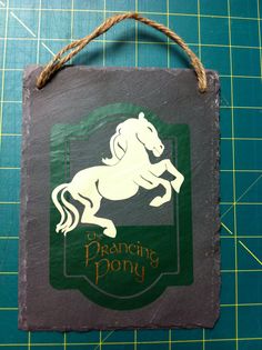 a stone sign with a horse on it that says,'the dreaming pony '