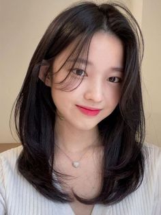 long, layered medium length hair with side bangs Oval Haircut, Korean Medium Hair, V Model, Oval Face Haircuts, Asian Short Hair