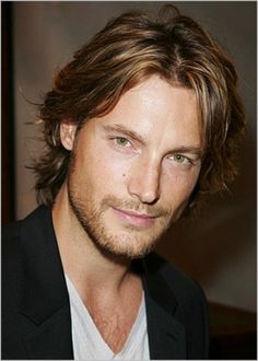 Gabriel Aubry - minha mais nova obsessão. Brown Wig With Bangs, Wolf Tail, Mullet Wig, Mens Hairstyles Medium, Mens Wigs, Wig Short